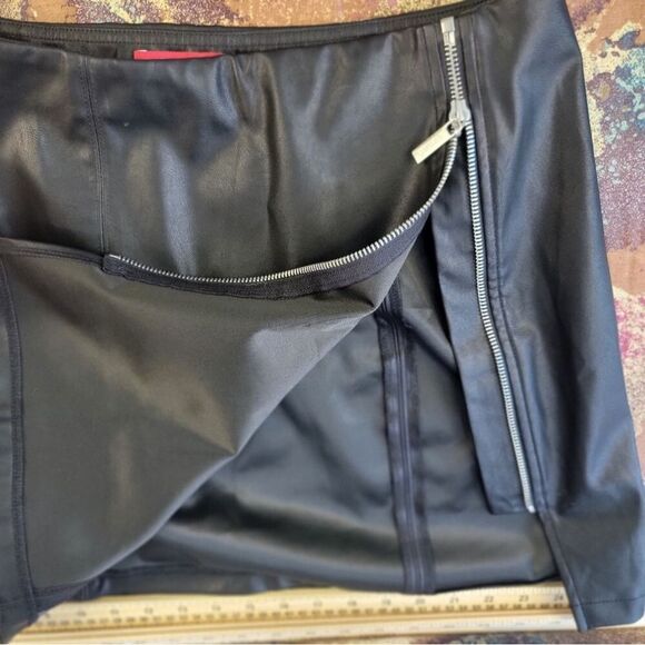 Guess Skirt Women's Medium Black Mini Skirt Lexie Flounce Faux Leather Zipper - Picture 2 of 10